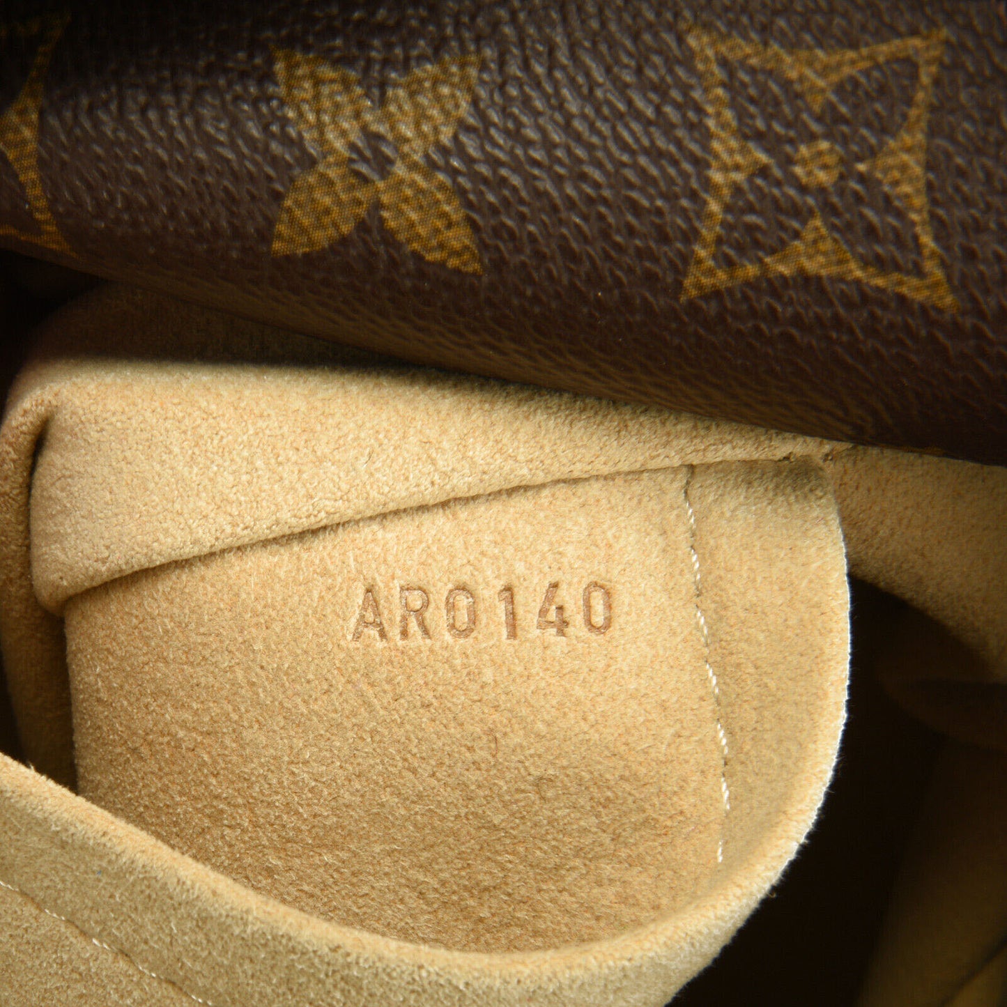 LOUIS VUITTON Monogram Artsy MM AR0140