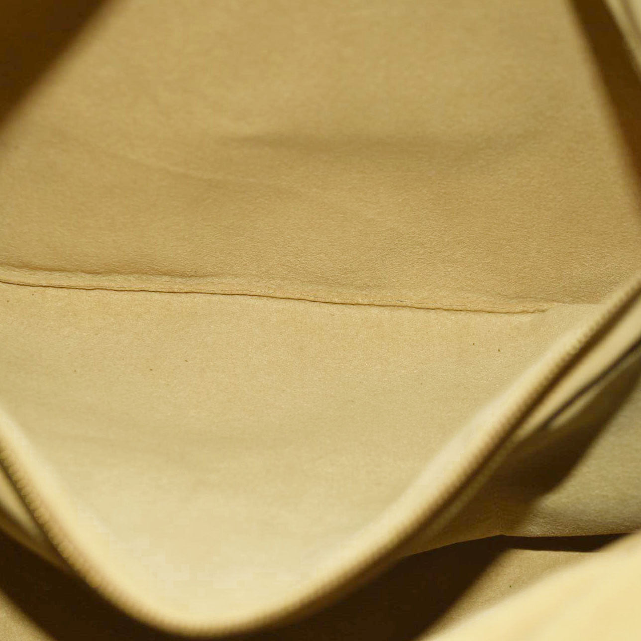 LOUIS VUITTON Monogram Artsy MM AR2190