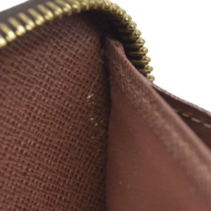 $915 Louis Vuitton Monogram Zippy Wallet