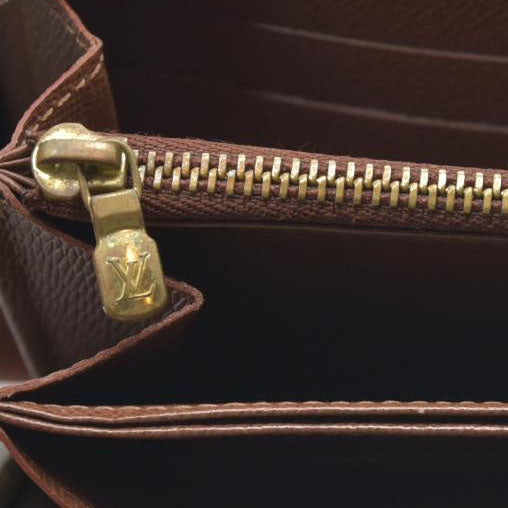 AUCTION $915 Louis Vuitton Monogram Zippy Wallet CA0122