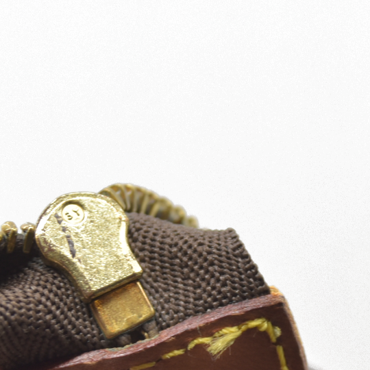 $1290 LOUIS VUITTON Monogram Toiletry 26 CONSIGNMENT AN0960 1990