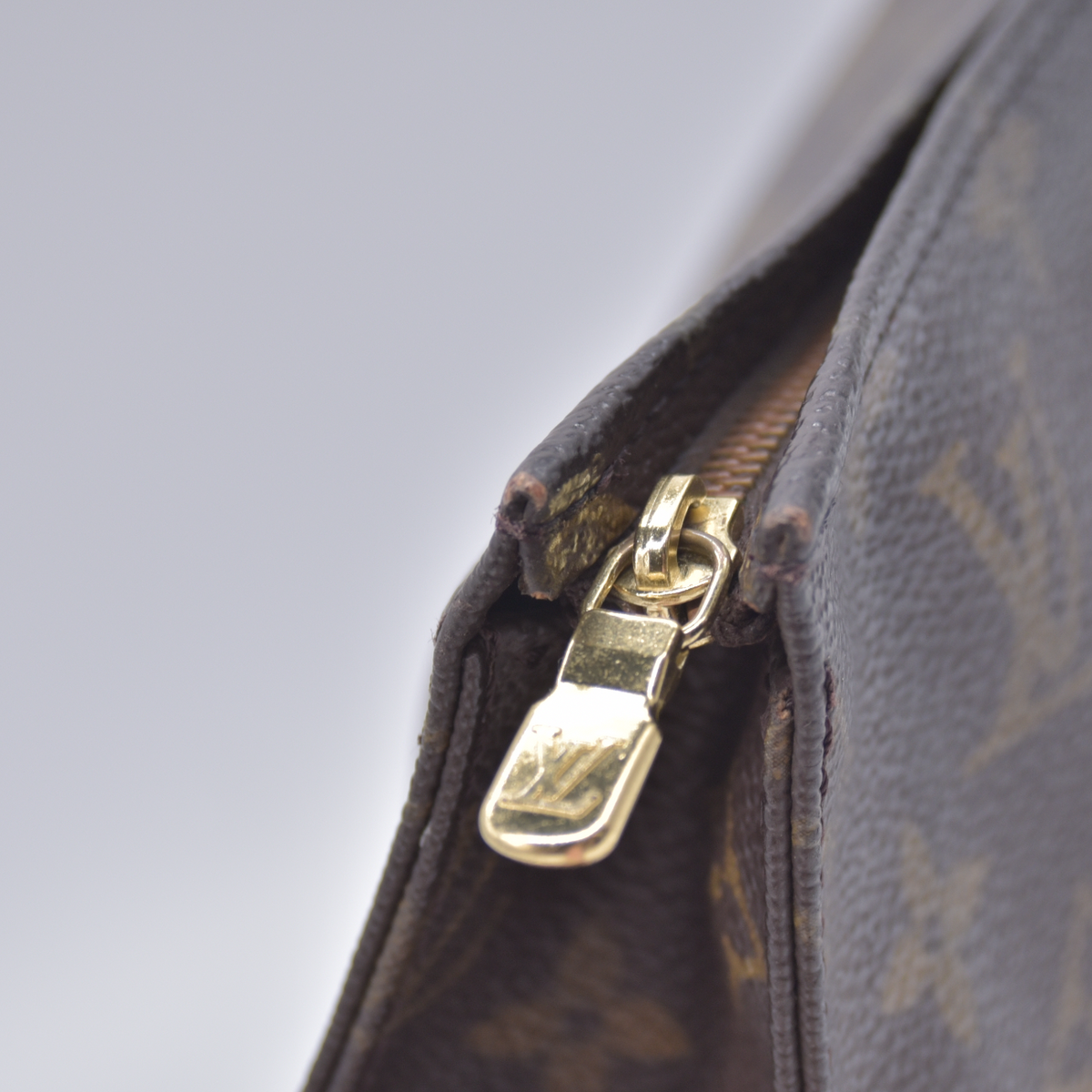 $760 1995 Louis Vuitton Toiletry 26 Brown Monogram TH8905