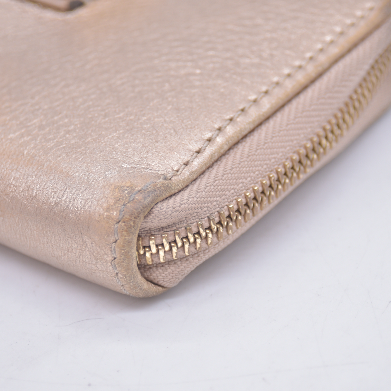 $550 Chloe Bobbie Bow Zip Around Gold Leather Wallet