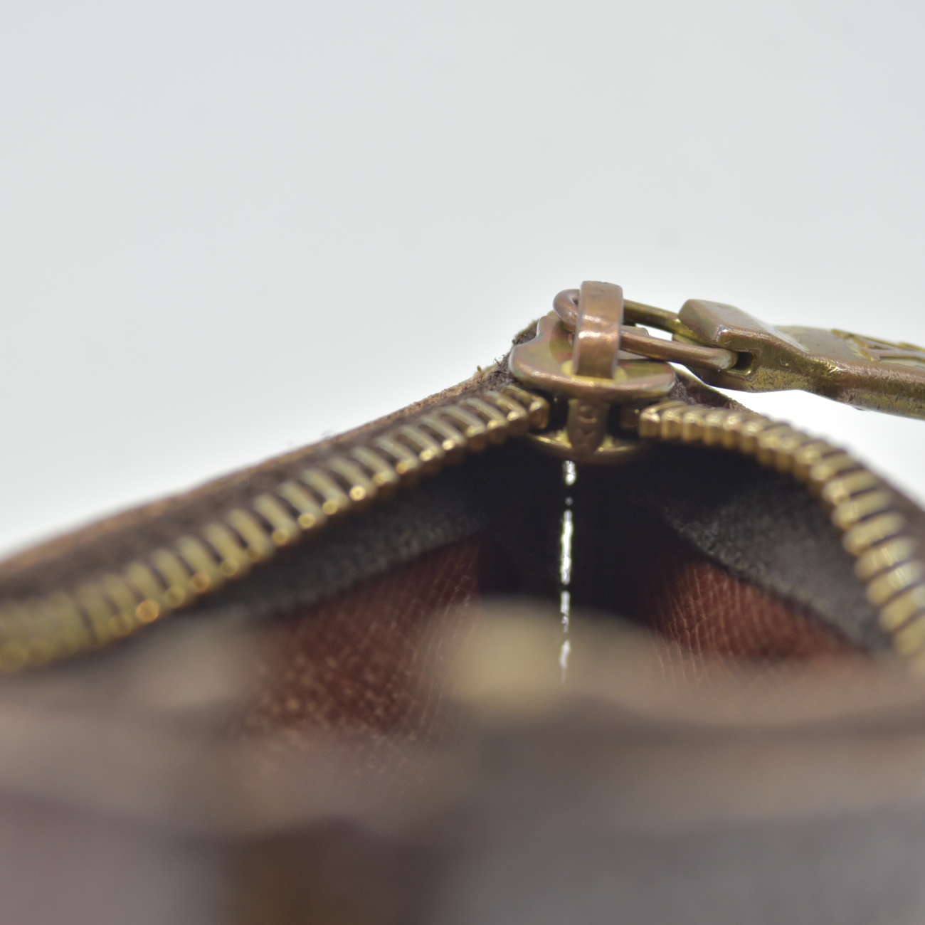 $345 2000 Louis Vuitton Monogram Key Pouch CA1020