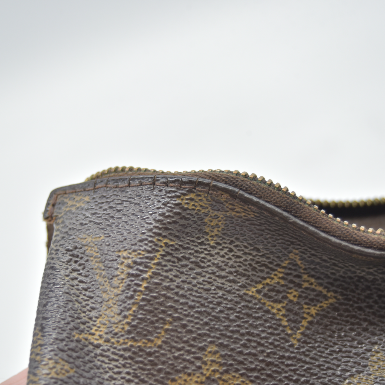 $1290 2002 Louis Vuitton Monogram Pochette Accessories AR1012