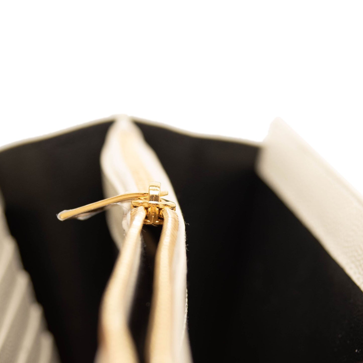 NEW Saint Laurent Grain De Poudre Matelasse Chevron Monogram Chain Wallet Crema Soft