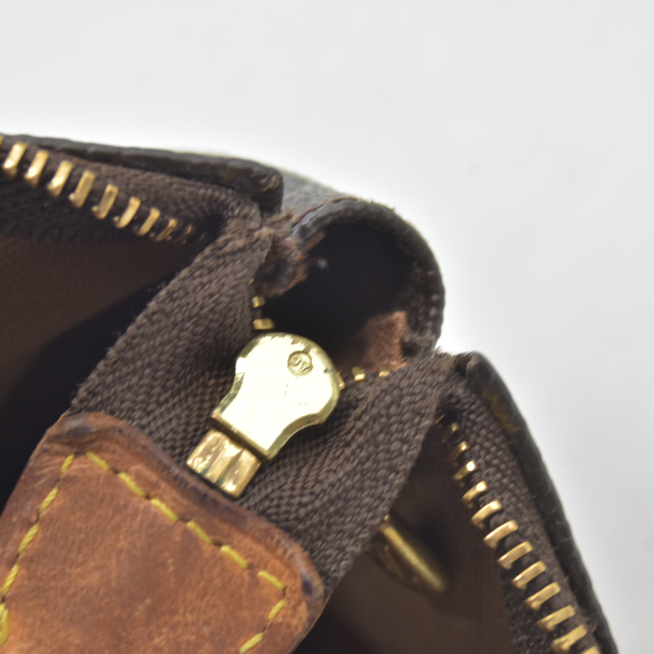 $1290 2001 Louis Vuitton Monogram Graffiti Pochette Accessories Peach AR0071