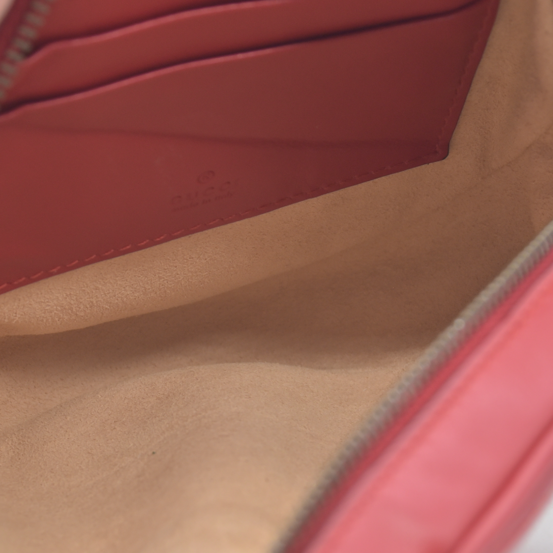 $680 Gucci Calfskin Matelasse GG Marmont Round Wrist Wallet Hibiscus Red