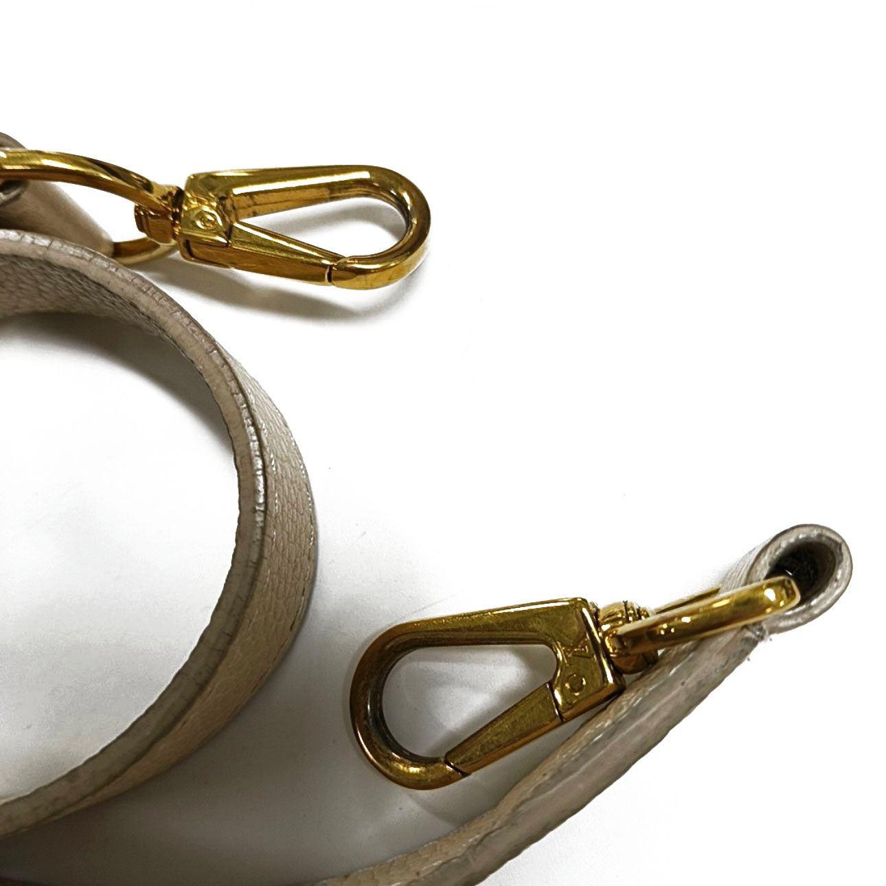 PRE-ORDER LOUIS VUITTON Grained Calfskin Monogram Double V Creme