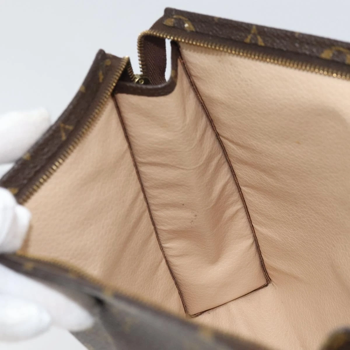 $760 LOUIS VUITTON Monogram Toiletry Pouch 26