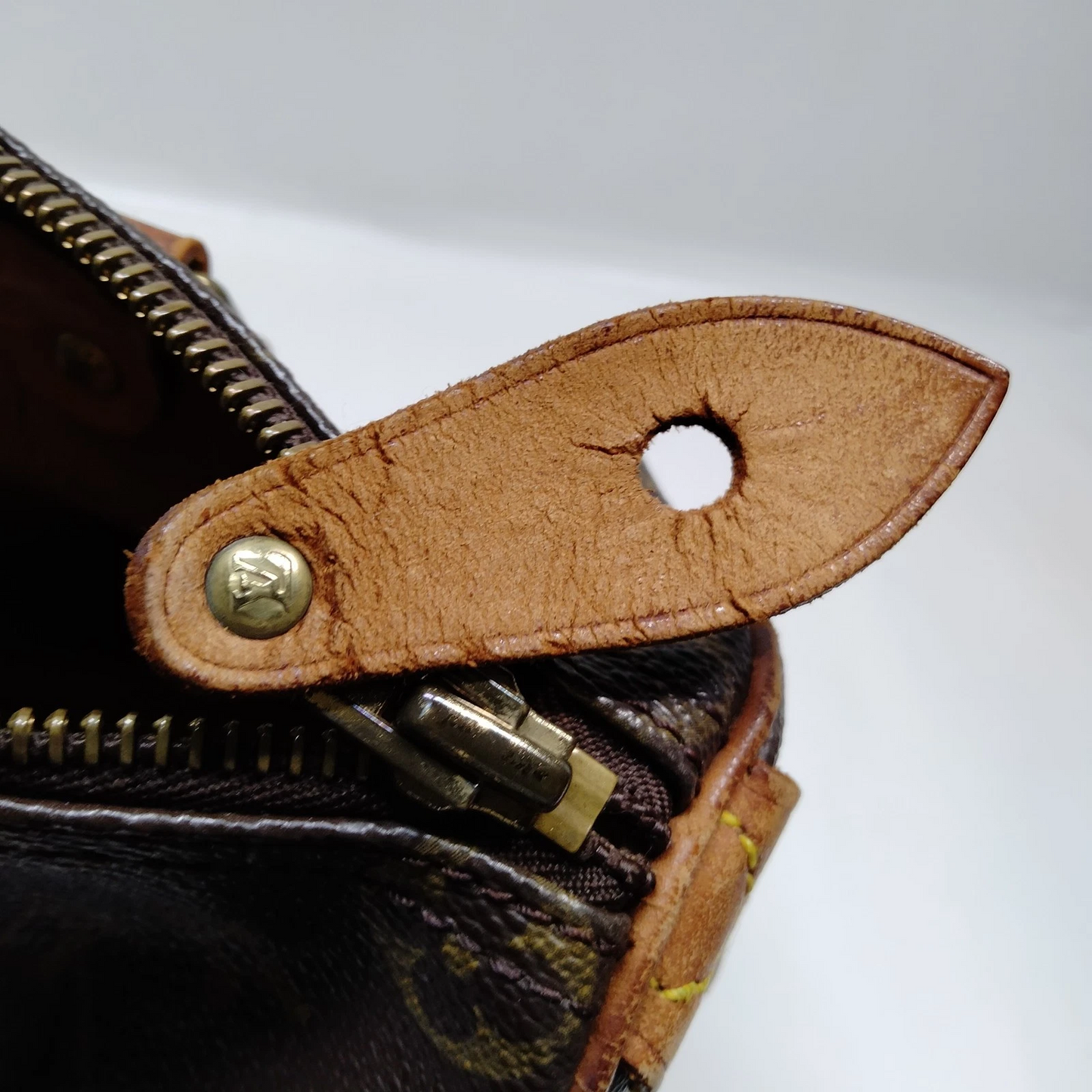 $1490 1987 Louis Vuitton Monogram Speedy 25 MI872