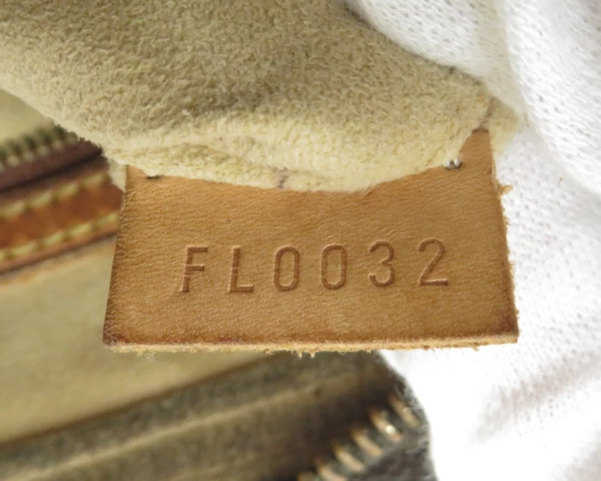 $1,380 2003 Louis Vuitton Monogram Looping MM FL0033
