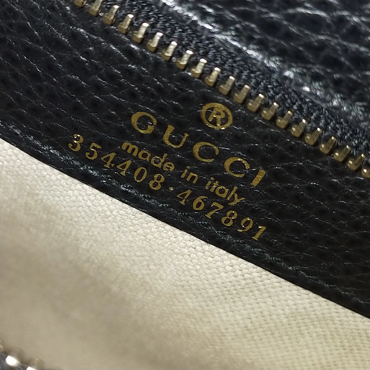 $1100 Gucci Pebbled Calfskin Small Swing Tote Black