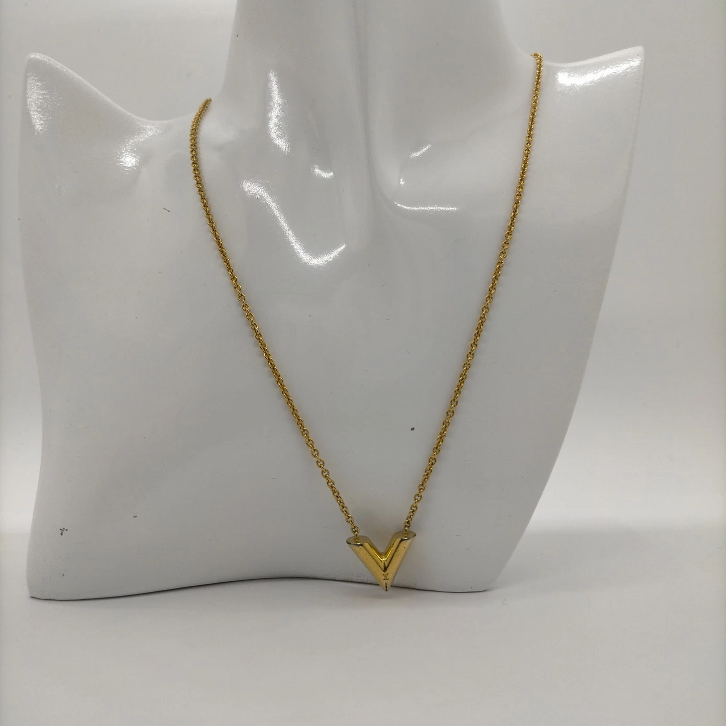 $520 2020 Louis Vuitton Essential V Necklace Gold LE1200