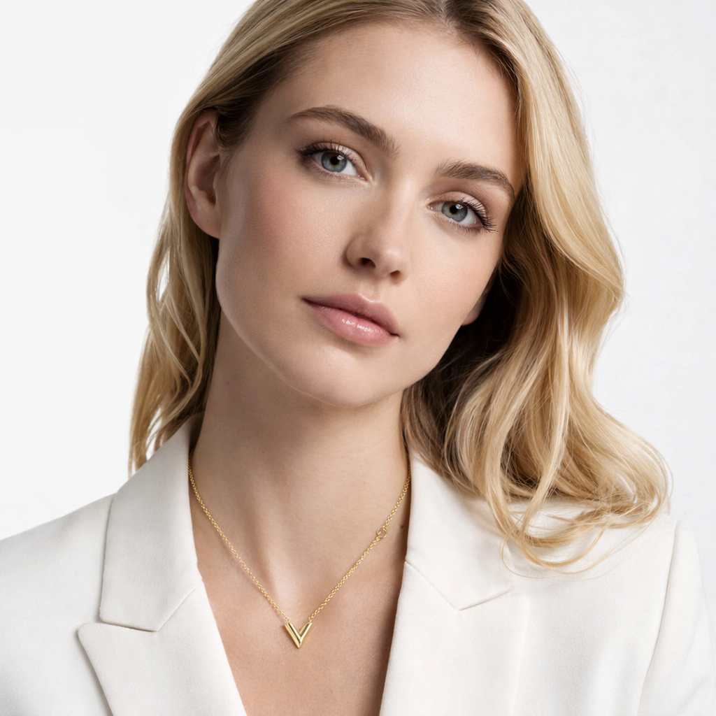 $505 LOUIS VUITTON V Essentials Necklace Gold Chain Necklace 2016 OB1116