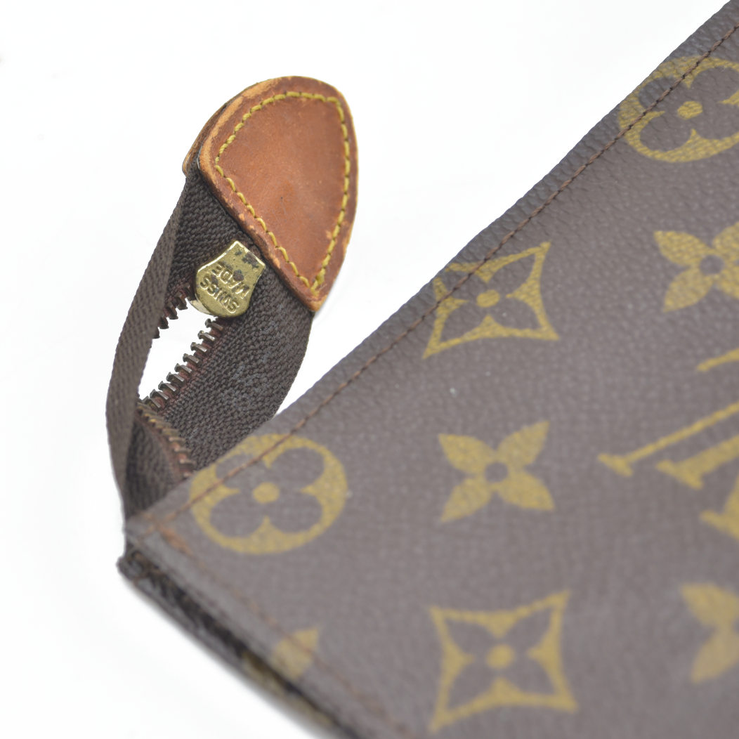 $1120 Louis Vuitton Monogram Toiletry 26 853 1985