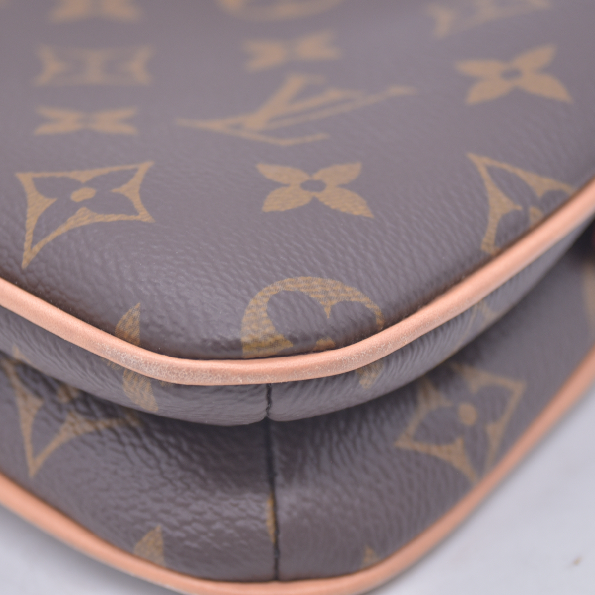 $1950 Louis Vuitton Monogram Pochette Liv 10021145 RFID NO CHAIN