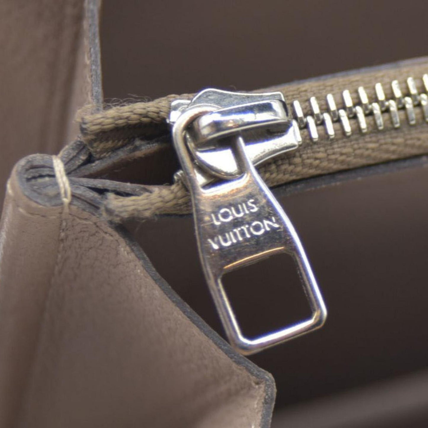 $1420 Louis Vuitton  Veau Cachemire Comete Wallet Galet MI5126