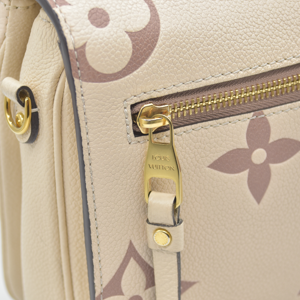 $3100 Louis Vuitton Empreinte Monogram Giant Pochette Metis Creme Bois De Rose RFID