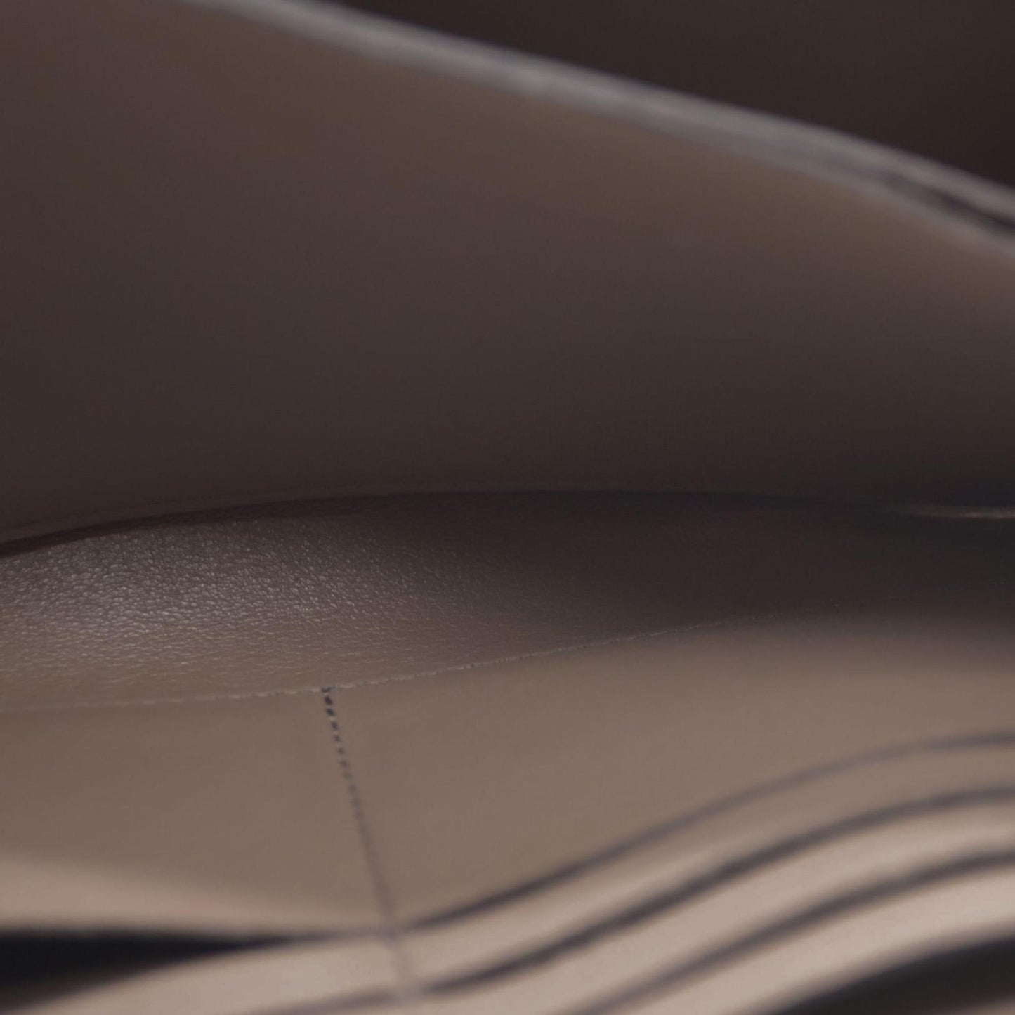 $1420 Louis Vuitton  Veau Cachemire Comete Wallet Galet MI5126