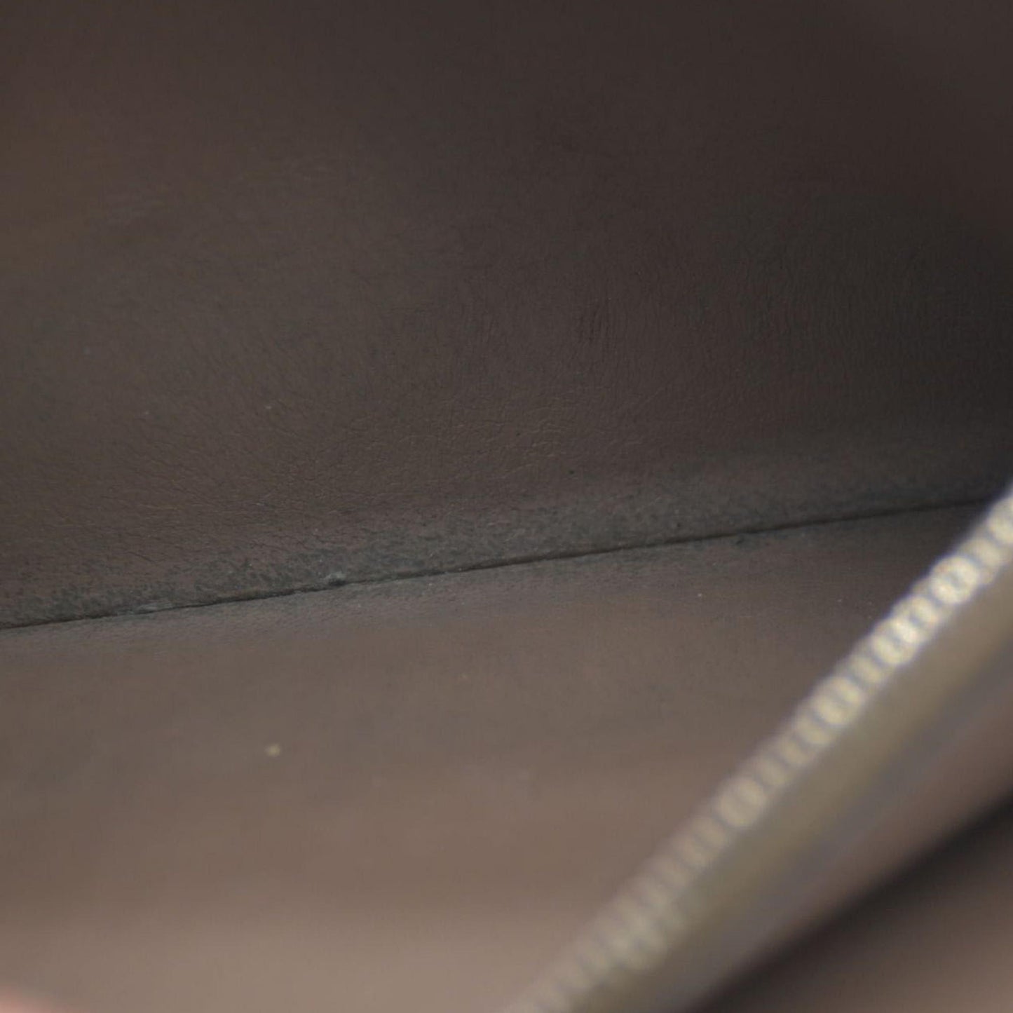 $1420 Louis Vuitton  Veau Cachemire Comete Wallet Galet MI5126