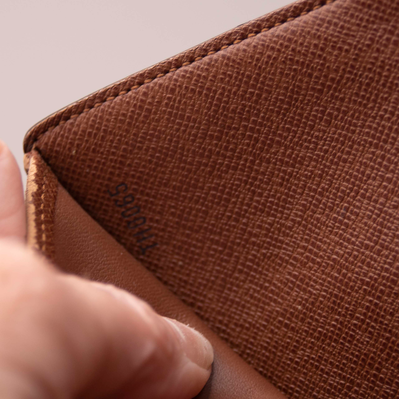 $705 2005 Louis Vuitton Monogram Koala Compact Wallet TH0065