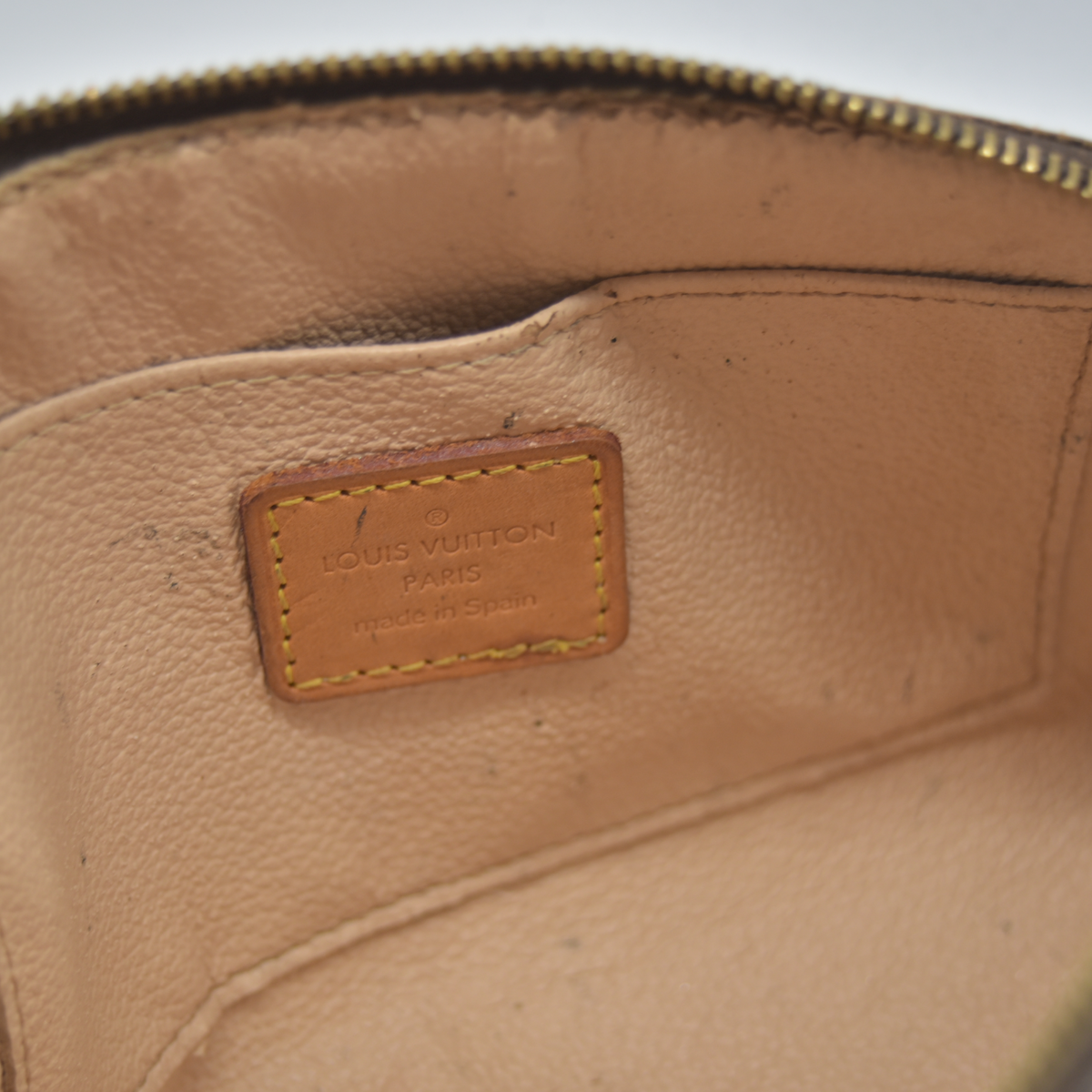 $620 2001 Louis Vuitton Monogram Cosmetic Pouch CA1021