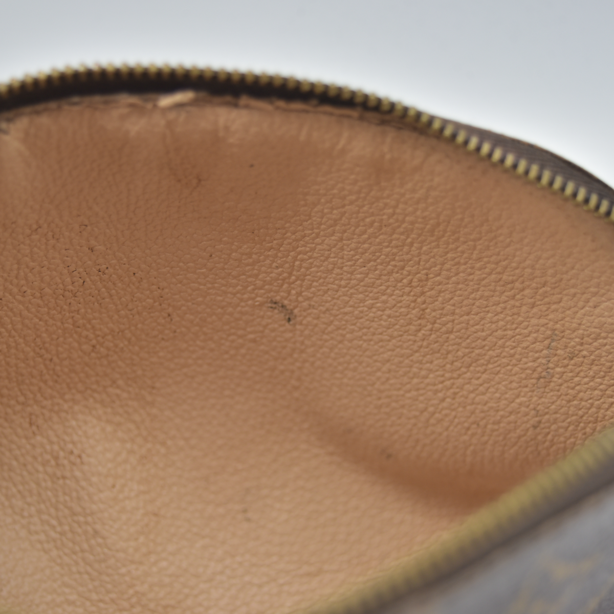$620 2001 Louis Vuitton Monogram Cosmetic Pouch CA1021