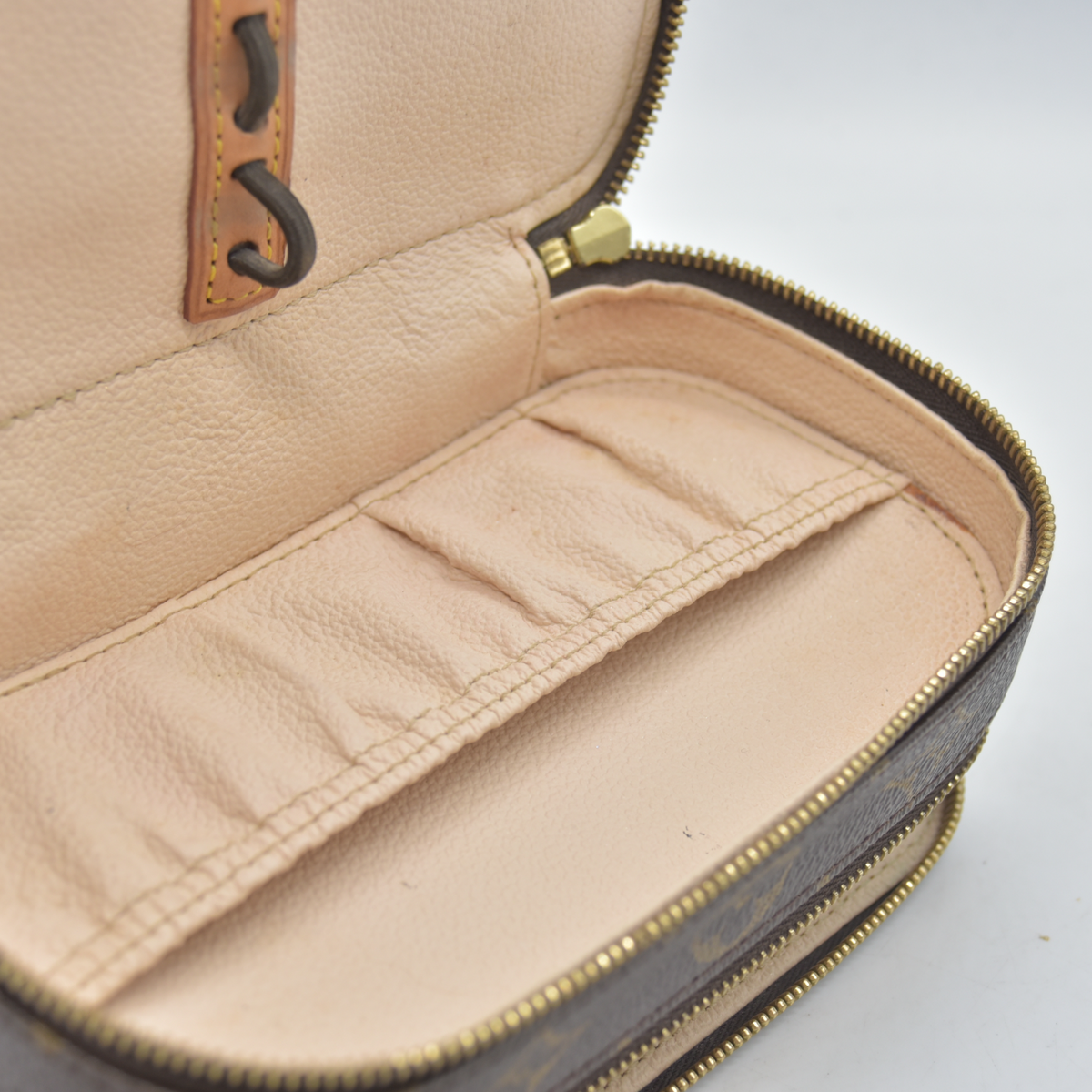 $750 2002 LOUIS VUITTON Monogram Trousse Blush PM VI0092
