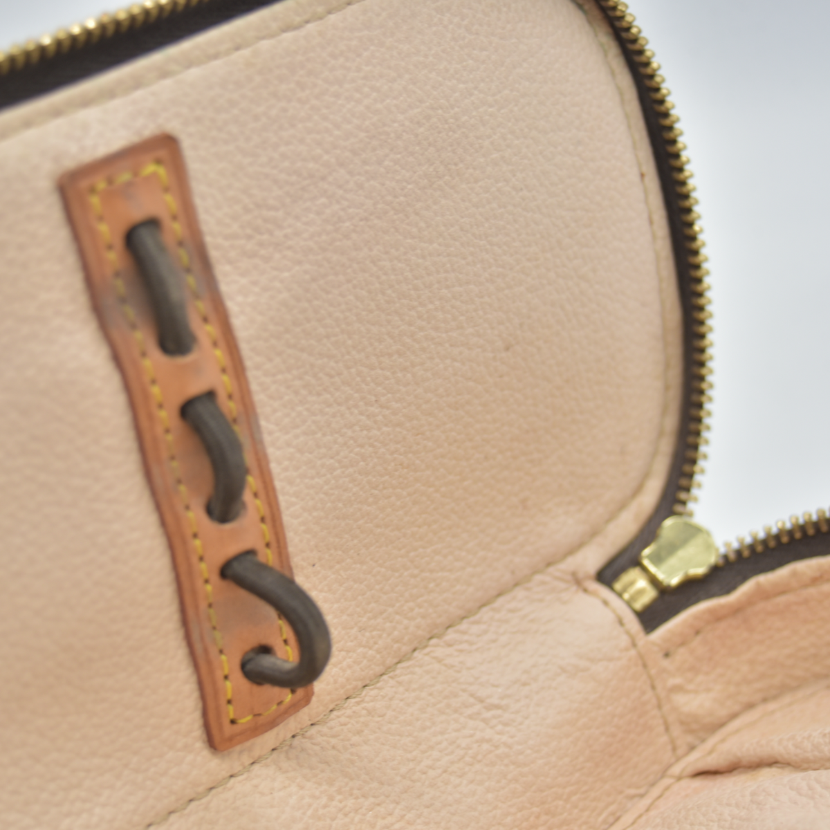 $750 2002 LOUIS VUITTON Monogram Trousse Blush PM VI0092