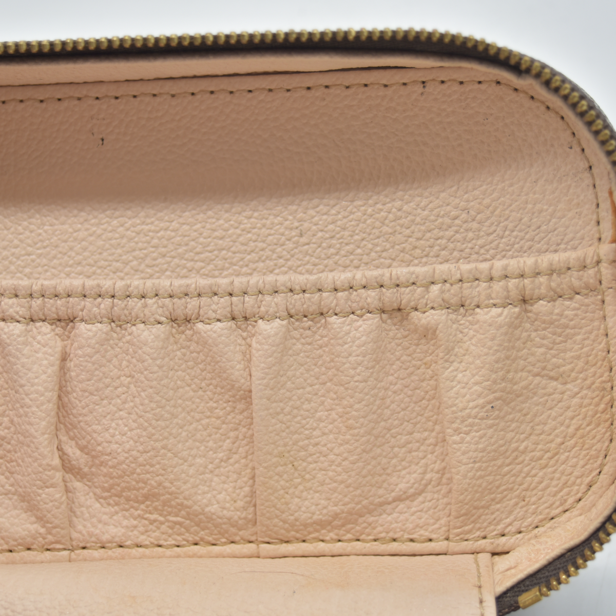 $750 2002 LOUIS VUITTON Monogram Trousse Blush PM VI0092