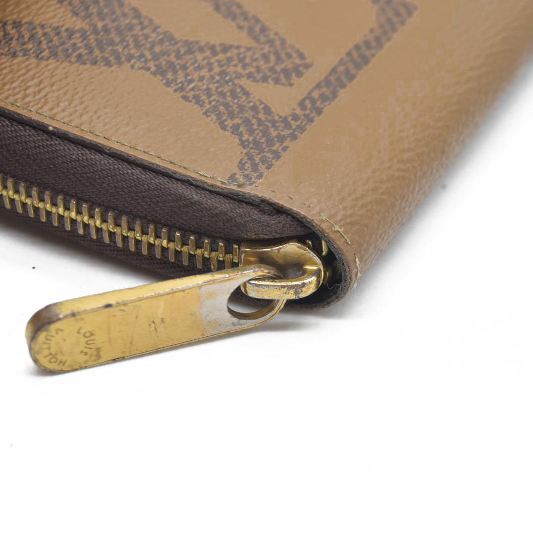 $915 CONSIGNMENT Louis Vuitton  Reverse Monogram Giant Zippy Wallet LU4220