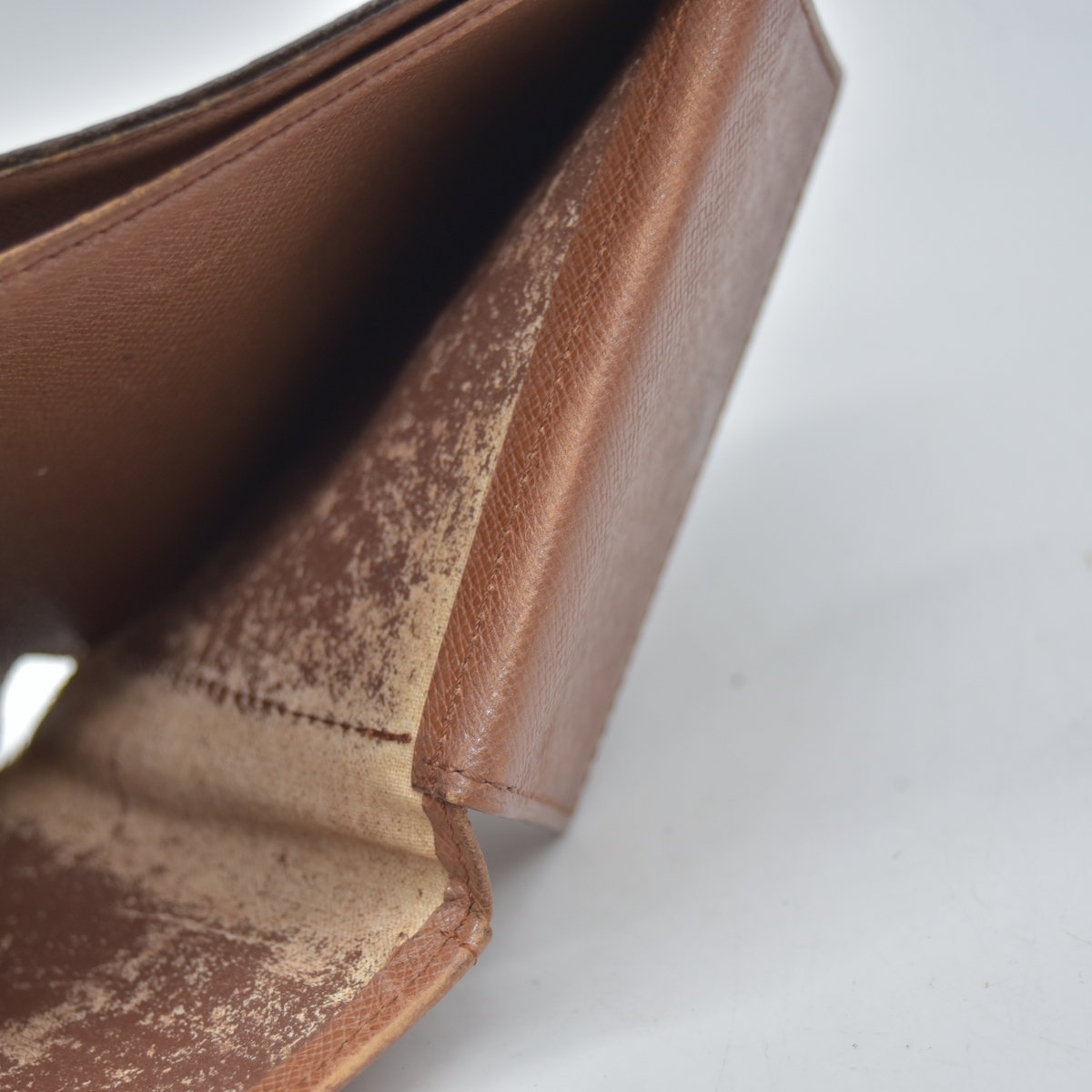 $615 1992 Louis Vuitton Monogram Marco Wallet CA0932