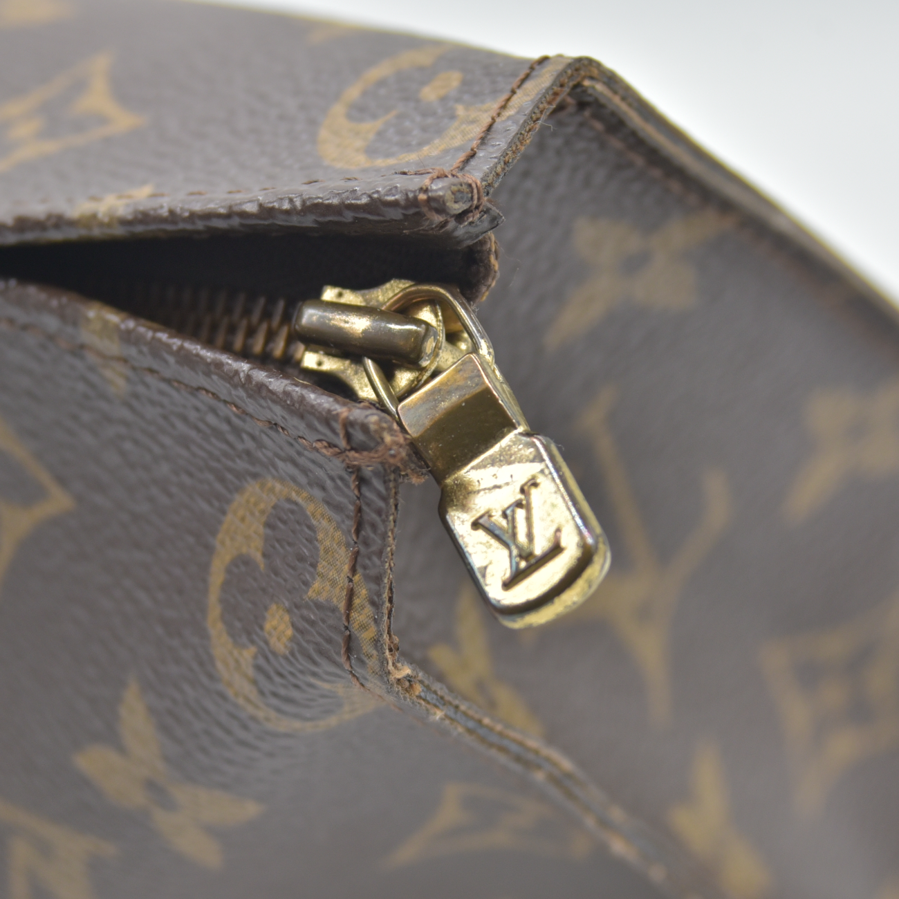 $1120 1986 March Louis Vuitton Monogram Toiletry 26 863AN