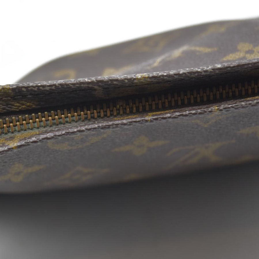 LOUIS VUITTON Monogram Toiletry 19