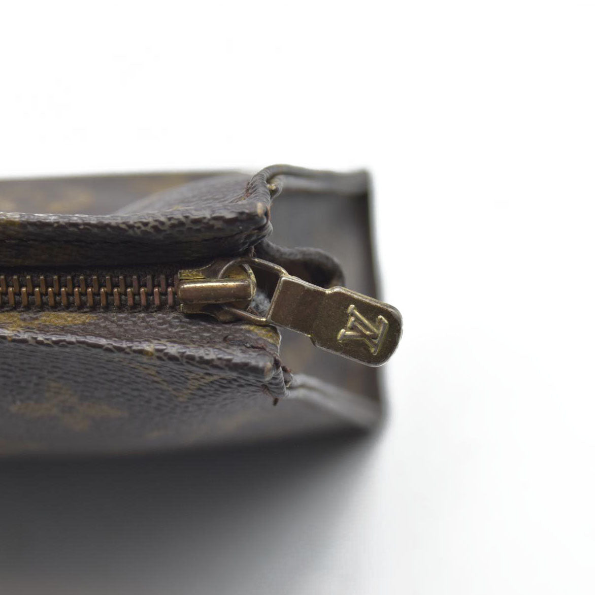 LOUIS VUITTON Monogram Toiletry 19