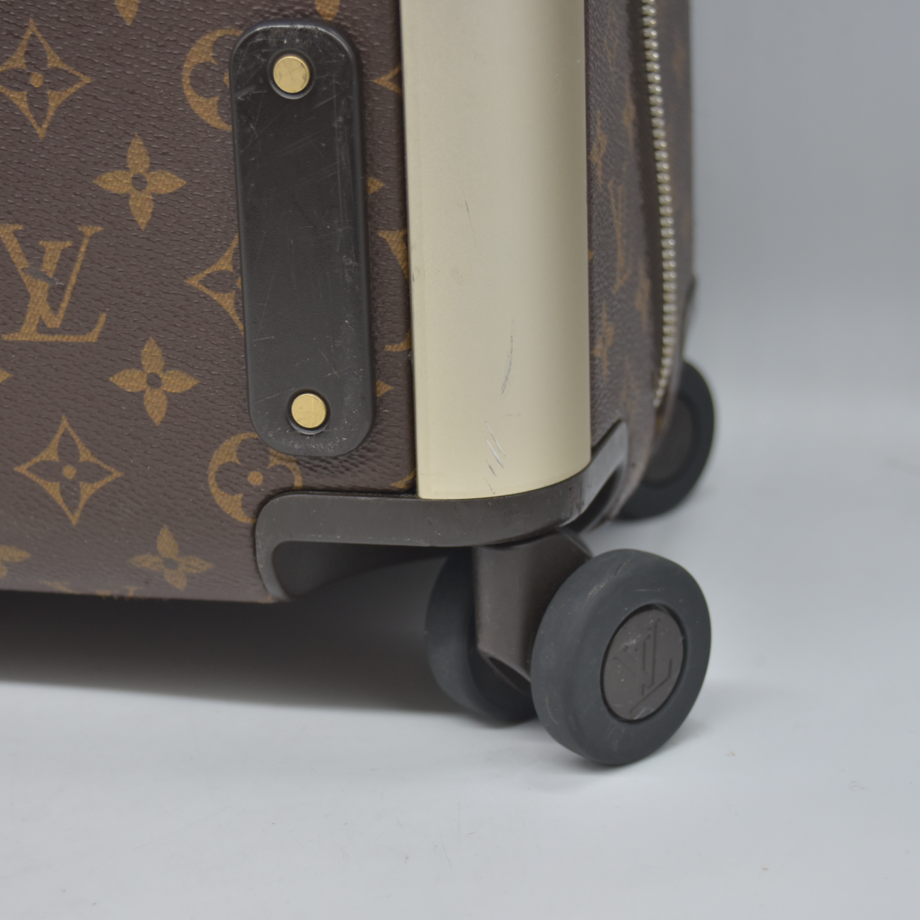 $3450 Louis Vuitton Monogram Horizon 50