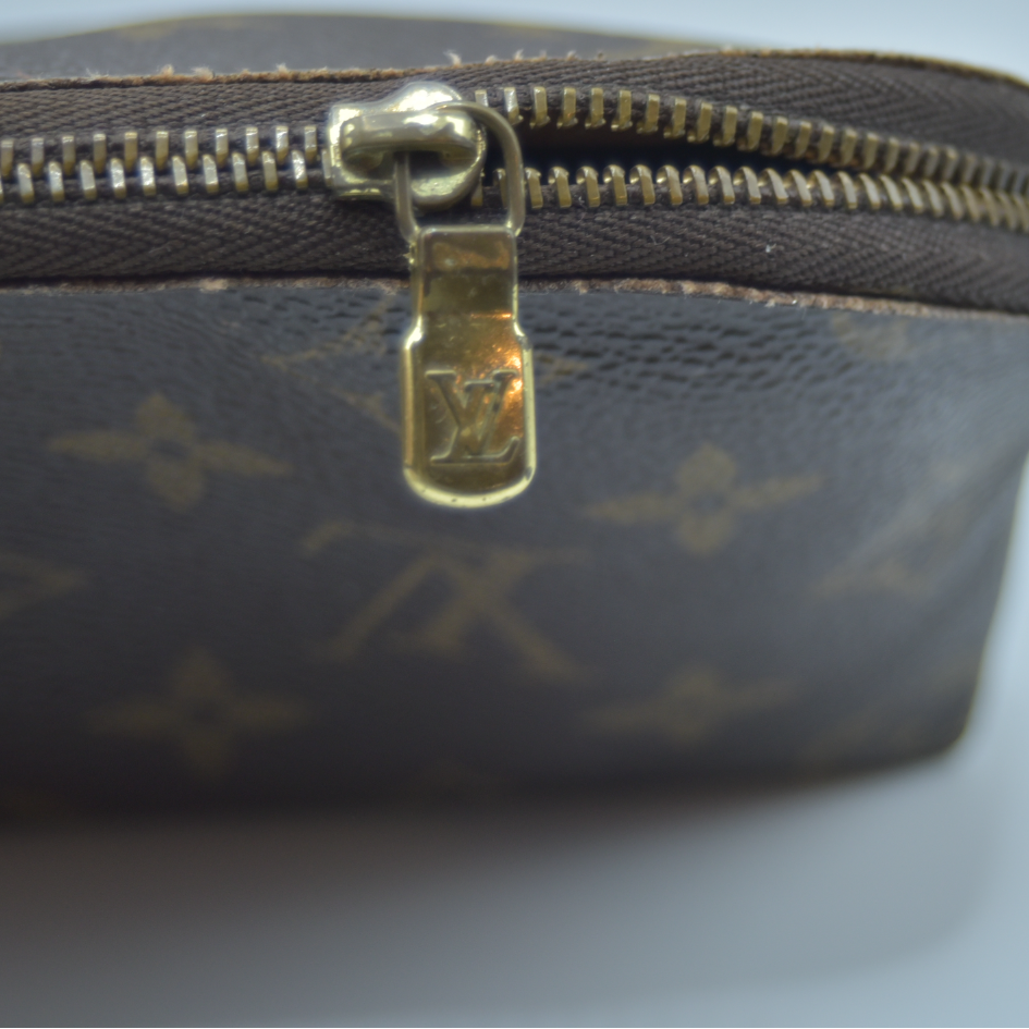 $625 2003 LOUIS VUITTON Monogram Cosmetic Pouch SD0023