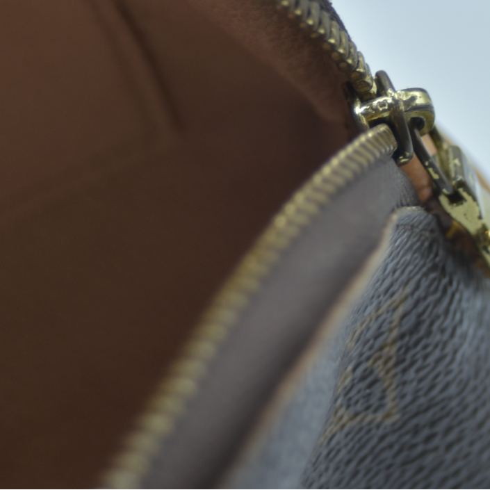$625 2003 LOUIS VUITTON Monogram Cosmetic Pouch SD0023
