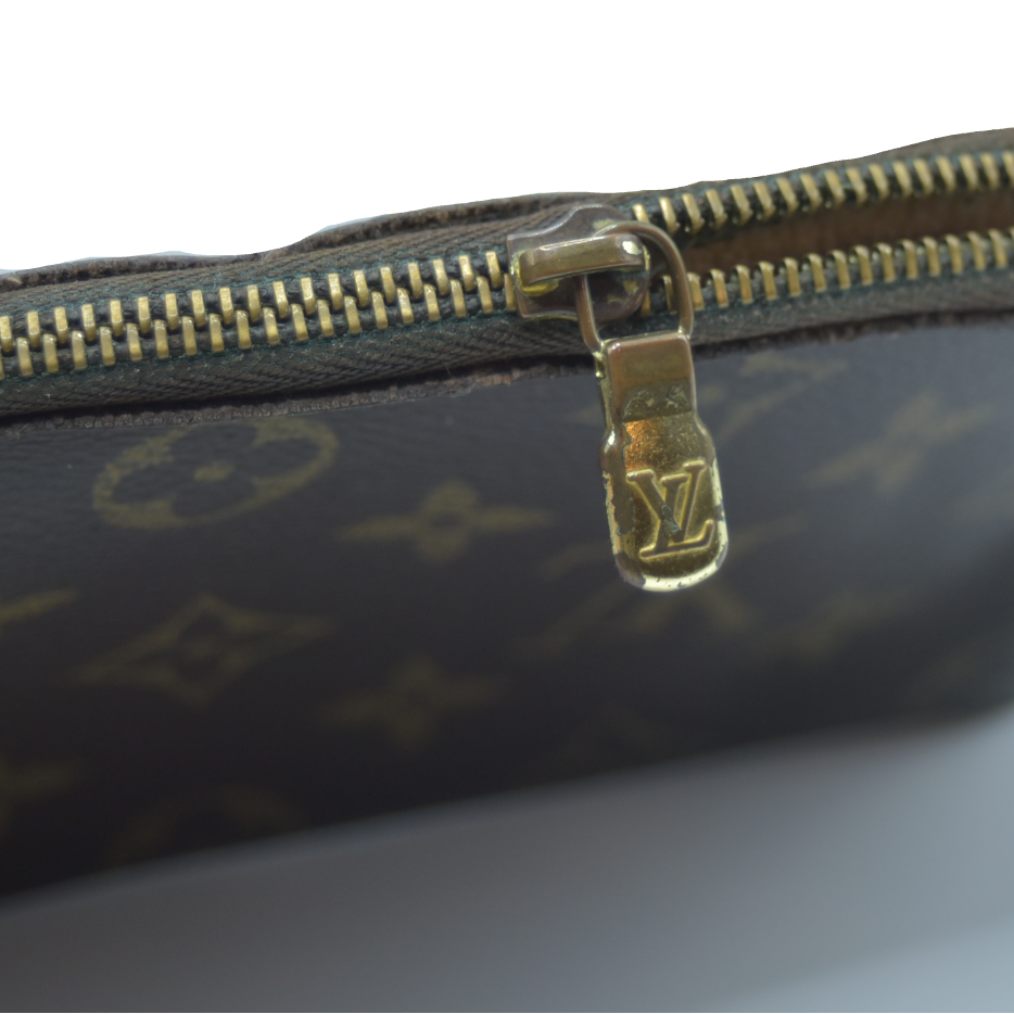 $625 2004 LOUIS VUITTON Monogram Cosmetic Pouch CA0034