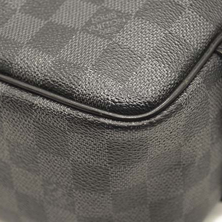 $880 LOUIS VUITTON Damier Graphite Toiletry Pouch