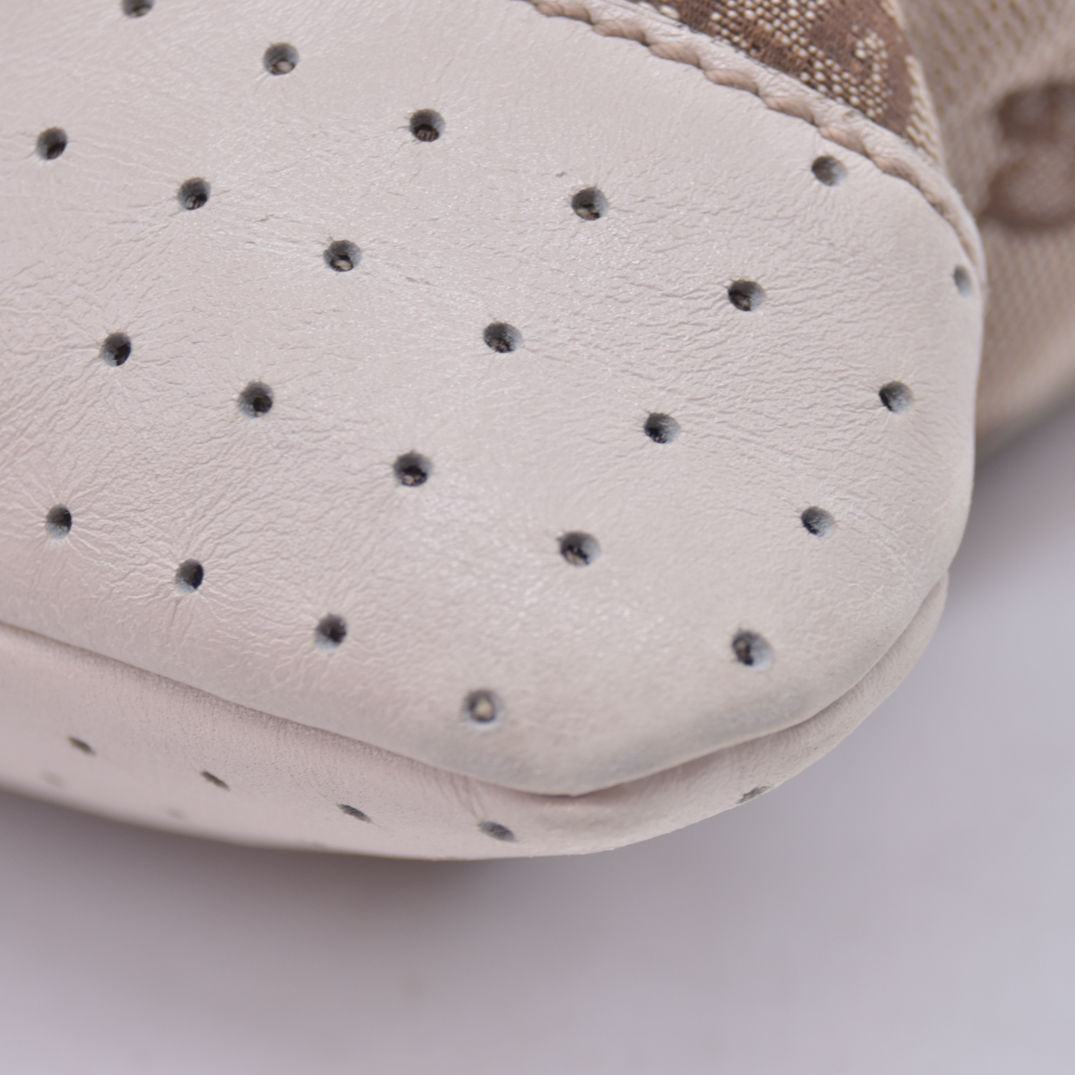 $800 Gucci Monogram Calfskin Perforated Medium Flat Messenger Bag Off White