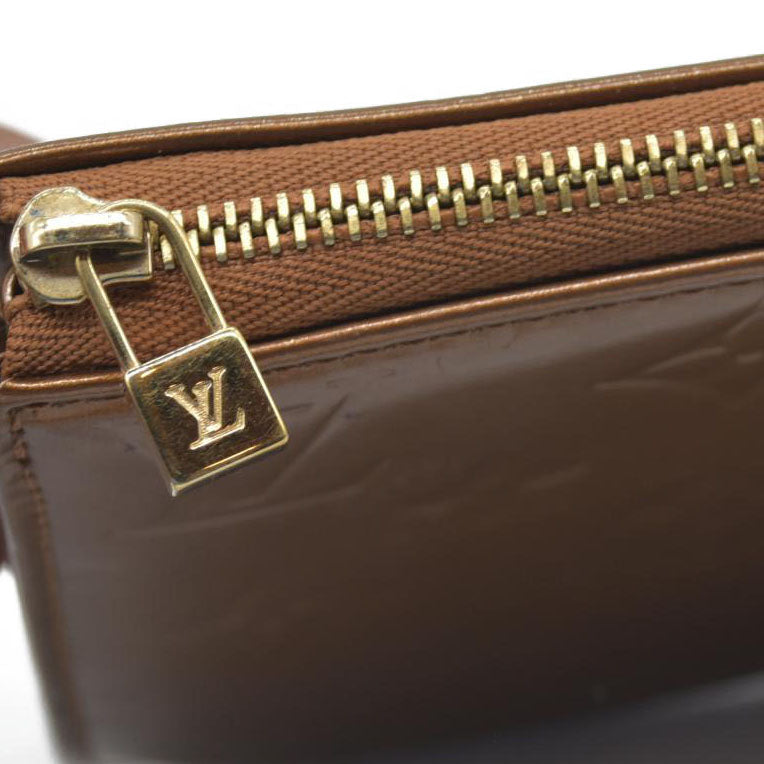 $740 Louis Vuitton  Vernis Lexington Pochette Noisette