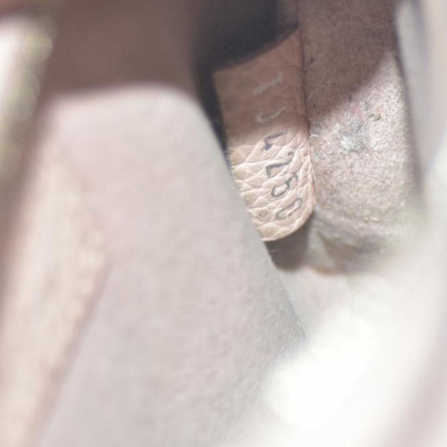 AUCTION Louis Vuitton  Mahina Key Pouch Magnolia