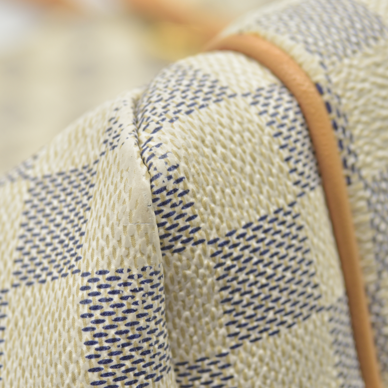 $1440 2011 LOUIS VUITTON Damier Azur Totally MM AR2191