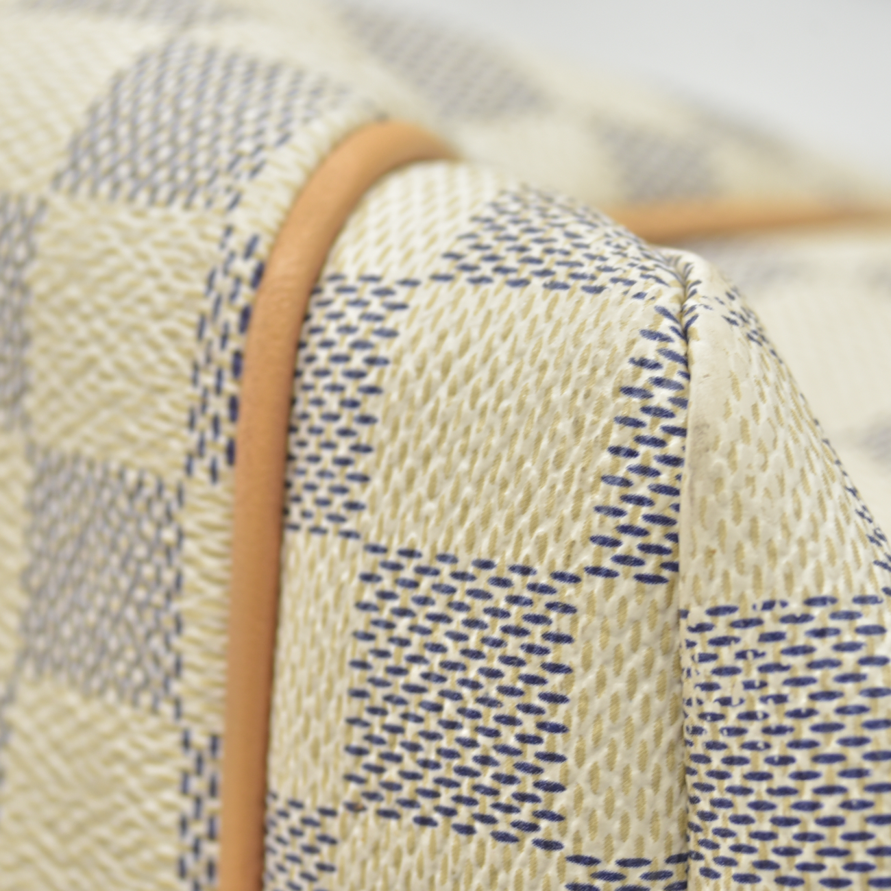 $1440 2011 LOUIS VUITTON Damier Azur Totally MM AR2191