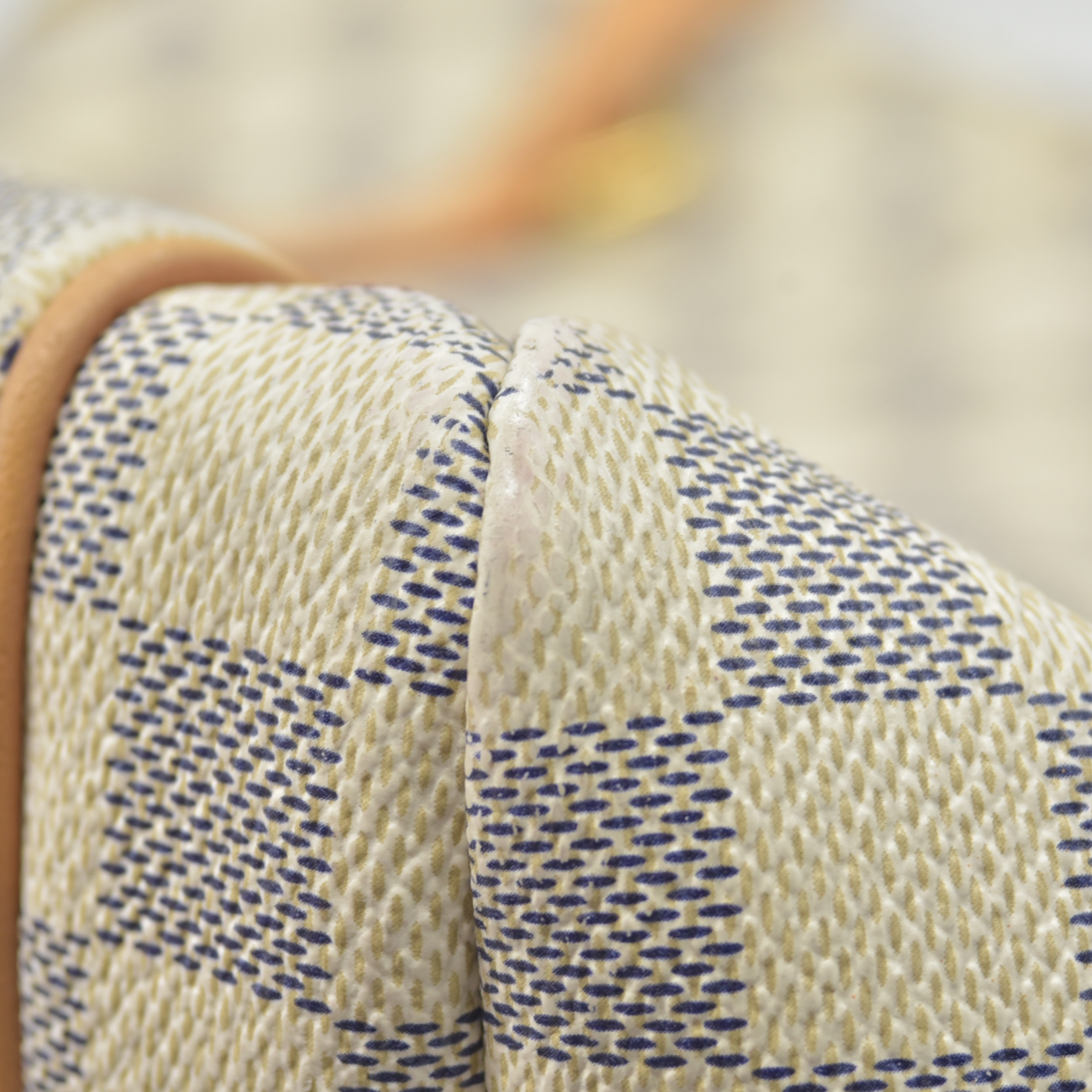 $1440 2011 LOUIS VUITTON Damier Azur Totally MM AR2191