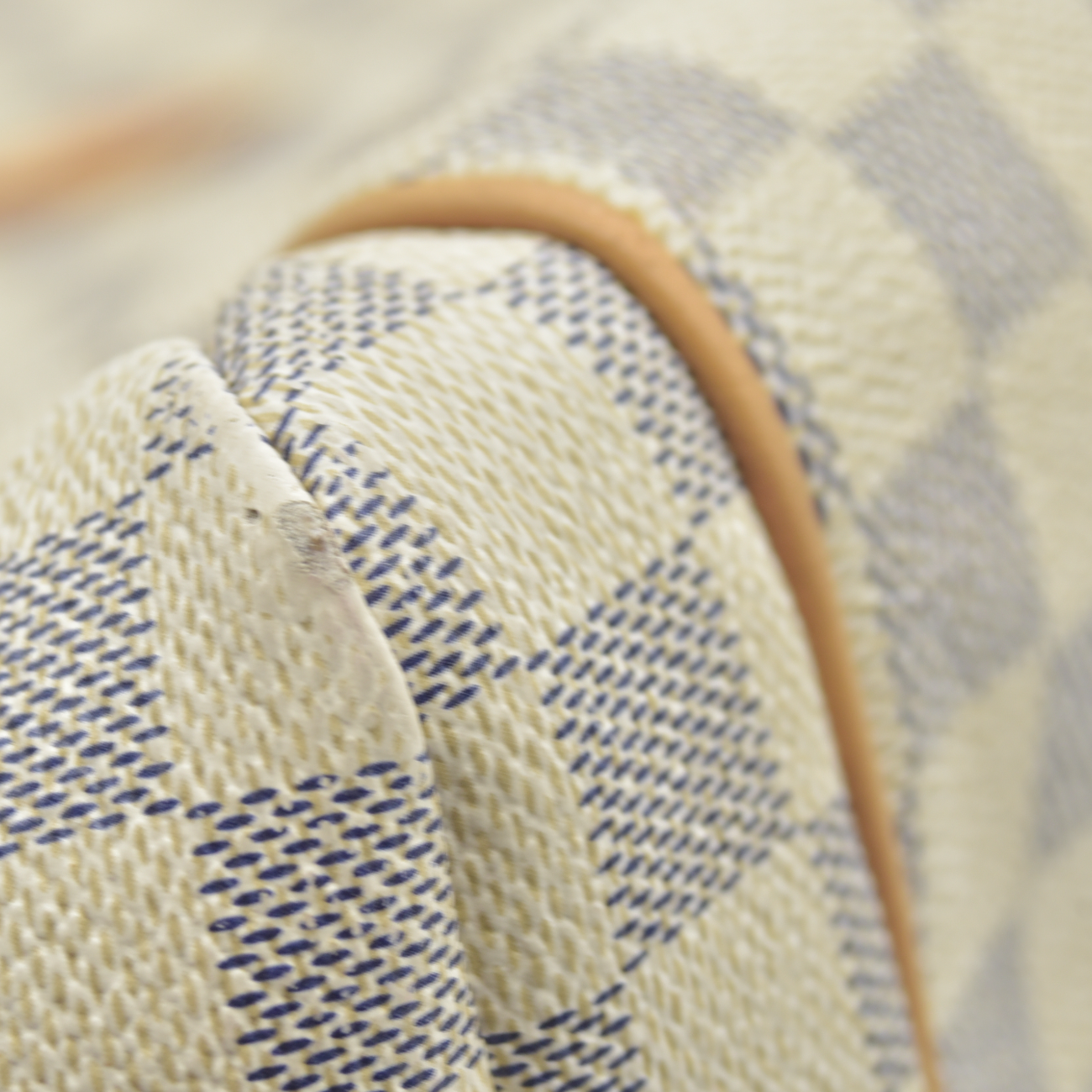 $1440 2011 LOUIS VUITTON Damier Azur Totally MM AR2191