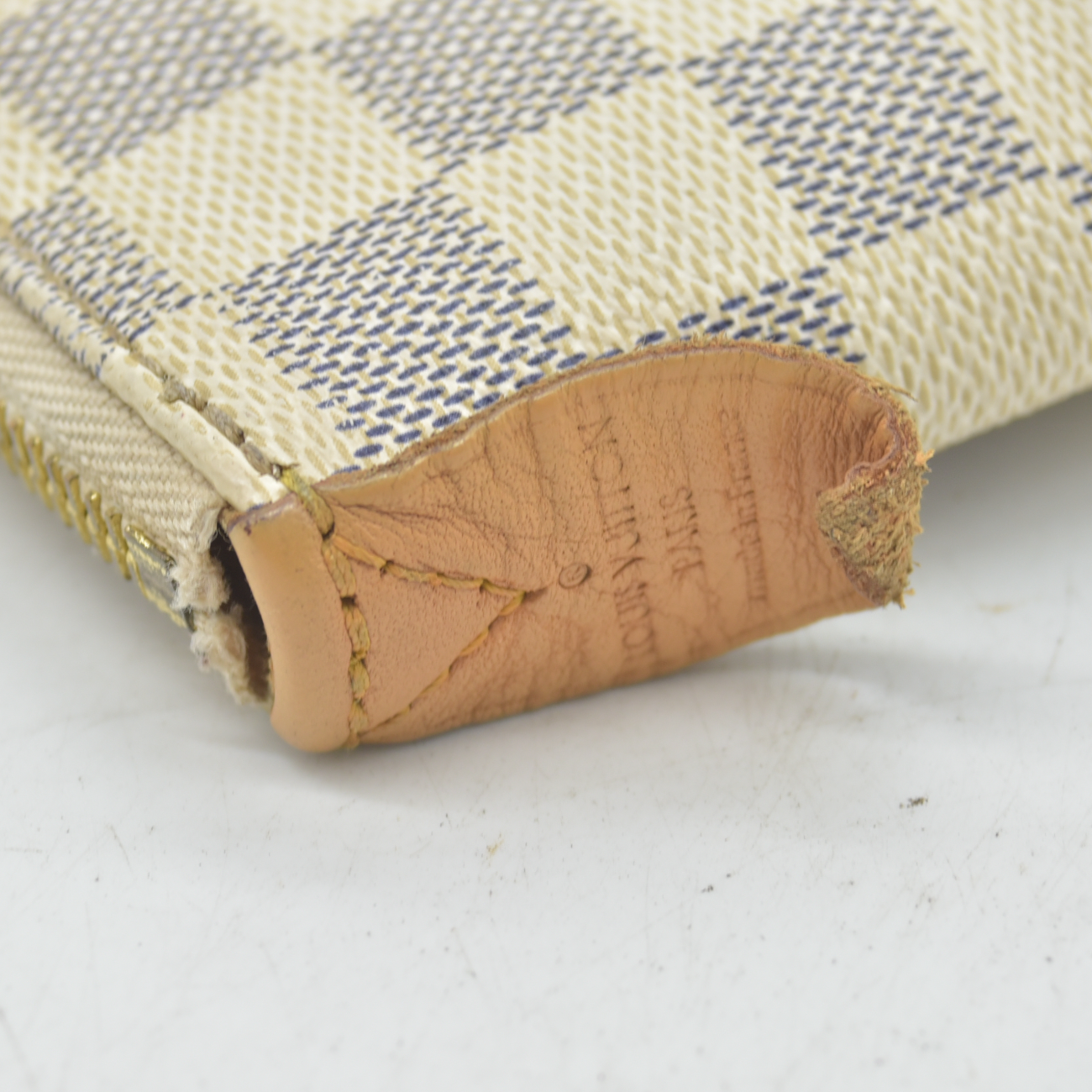 $1440 2011 LOUIS VUITTON Damier Azur Totally MM AR2191