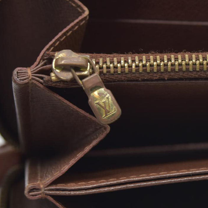 $915 Louis Vuitton 2011 LV Monogram Zippy Wallet CA1131